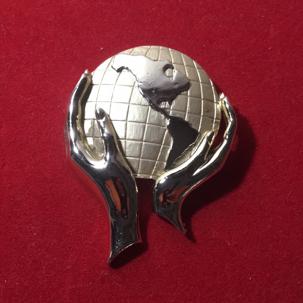 Earth In Hands Gold Tone Brooch/Pin - vtg